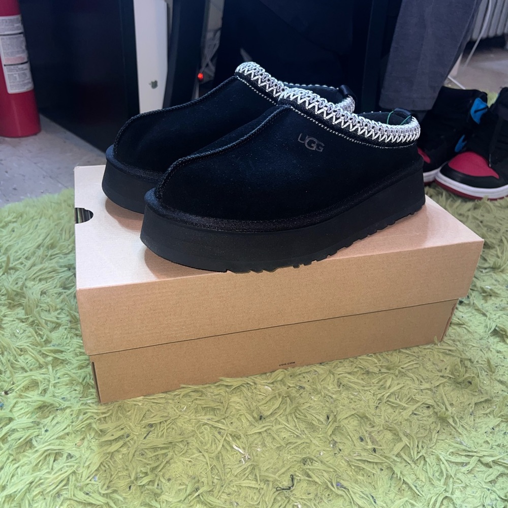 these are brand new never worn black tazz uggs from stock x size 8 in woman’s